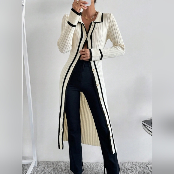 Contrasting Color Knitted Dress With Button Accents - Picture 7 of 7